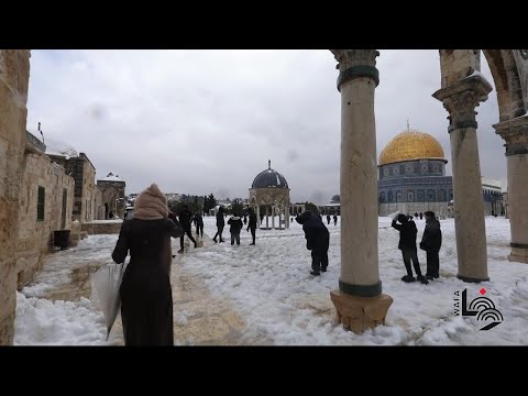 جولة في باحات المسجد الأقصى المكسوّة بالثلوج