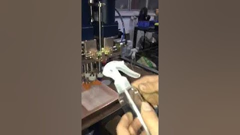cheaper semi-automatic capping  machine for Screw caps, pump caps, essential oil bottle caps 半自动旋盖机