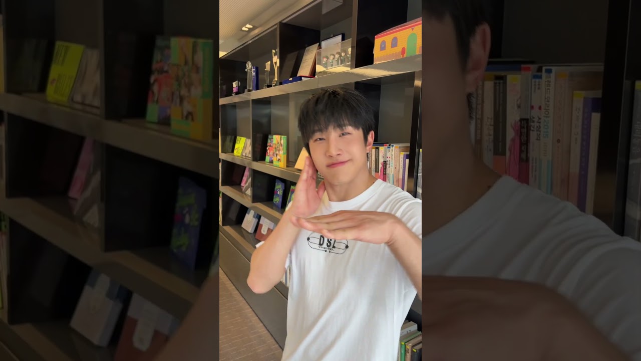 JINJIN WALK #진진 #JINJIN #아스트로 #ASTRO - YouTube