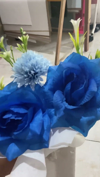 proses buket bunga biru