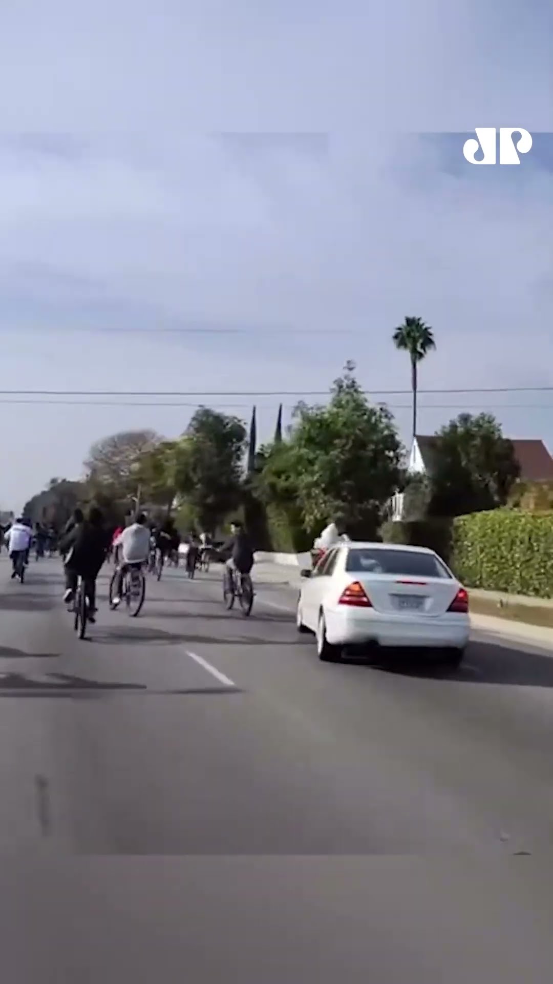 Motorista quase atropela diversos ciclistas nos EUA #shorts