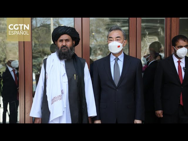 El ministro de Relaciones Exteriores chino mantiene conversaciones con los talibanes en Kabul