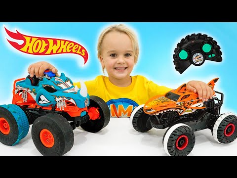 Vlad e Chris aprendem a compartilhar brinquedos brincando com monster trucks Hot Wheels RC