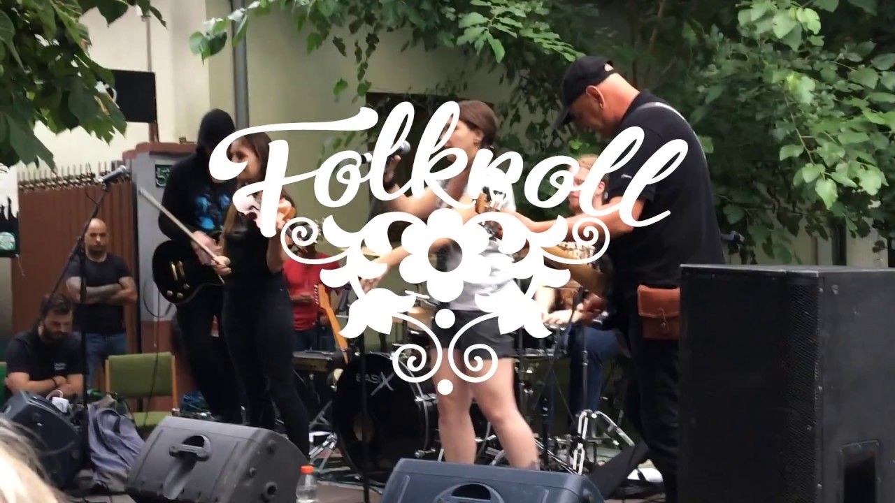 Folkroll: Túl a vízen
