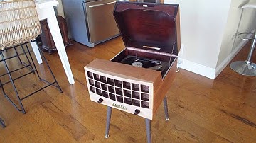 Zenith HFR-15R Stroboscope record player playing a 78 RPM record.