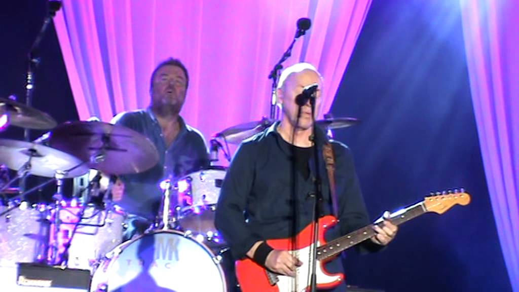 Mark Knopfler-Sultans Of Swing-Barcelona 2015 - YouTube