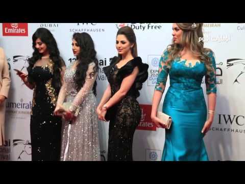 فيديو: تتباهى ريشيتوفا بشخصية فاخرة في فستان لامع في إجازة في دبي