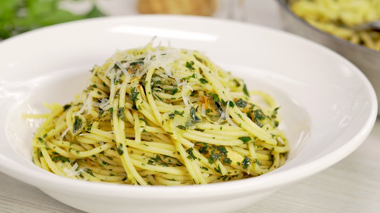 30 Minute Dinner. Scarlett's Pasta / Spaghetti Aglio e Olio. Recipe by Always Yummy!