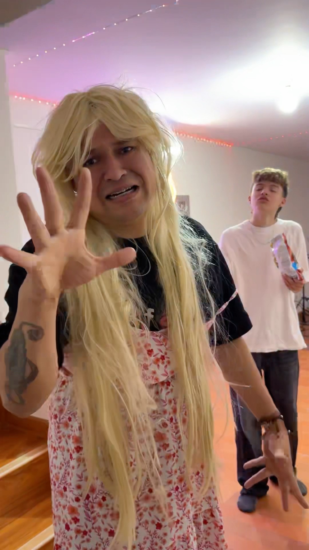Vecina chismosa y el hijo malcriado #humor #cosasdefamilia #comedia #cosasdec #comedy #shortviral