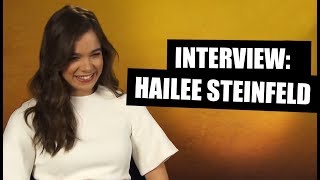 Interview HAILEE STEINFELD: funny fans & crazy set moments