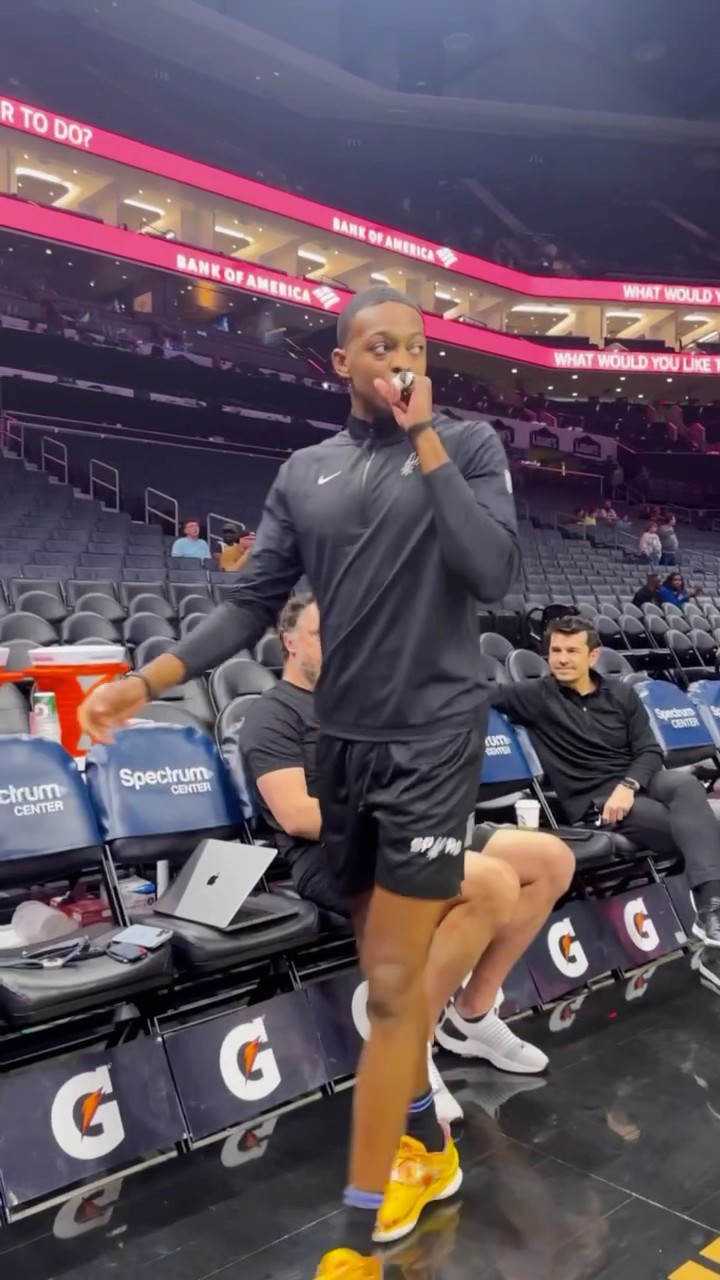 Fox is ready to go for his 2nd game as a Spur!