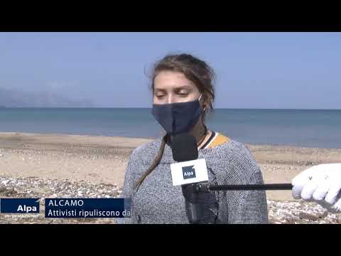 Alcamo, attivisti ripuliscono dai rifiuti la spiaggia di contrada Magazzinazzi