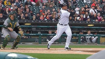 Miggy smacks an opposite-field solo homer