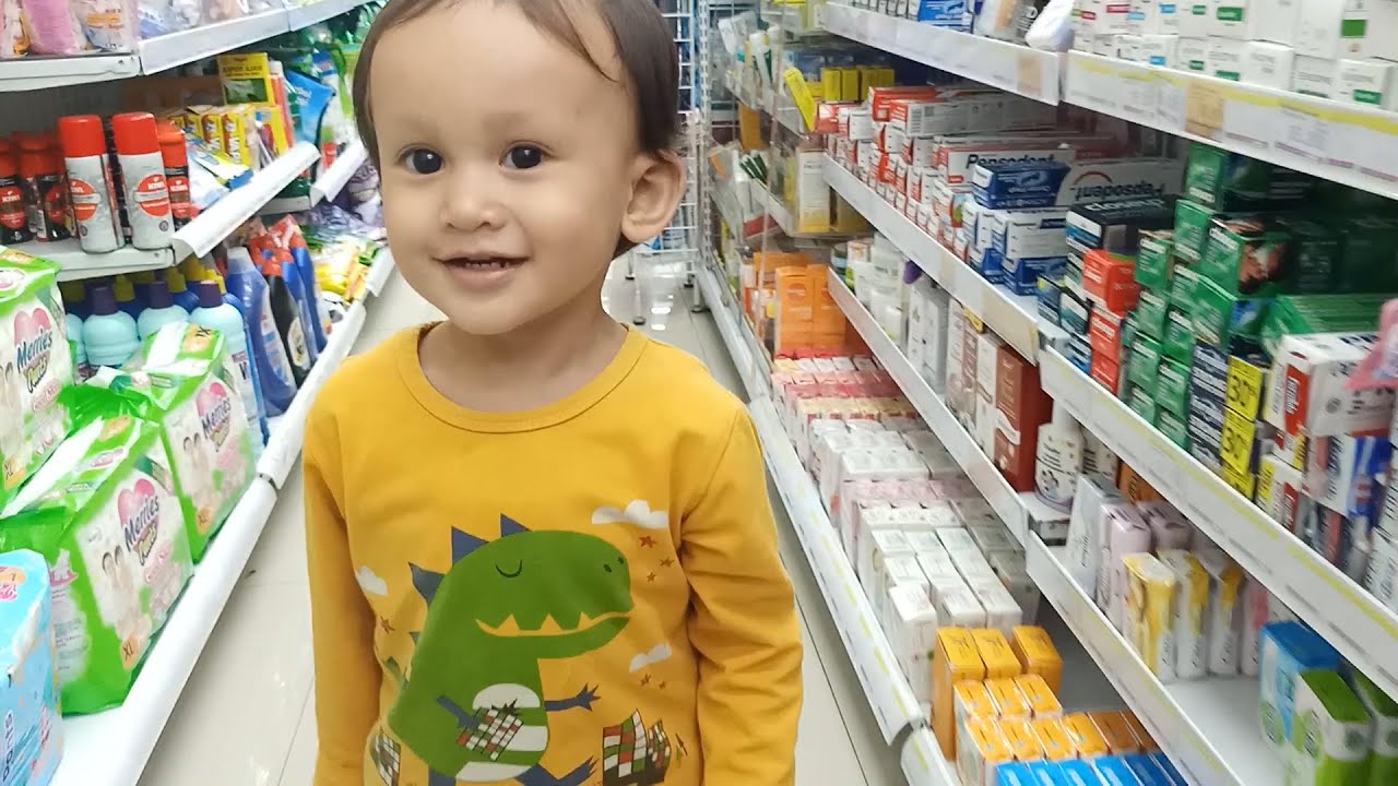 ADIK RAYSA JAJAN DAN MENJELAJAHI ISI TOKO INDOMARET YouTube