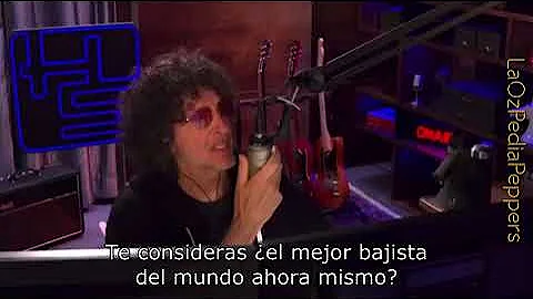 Flea haciendo una breve demostración al tocar su bajo en Howard Stern