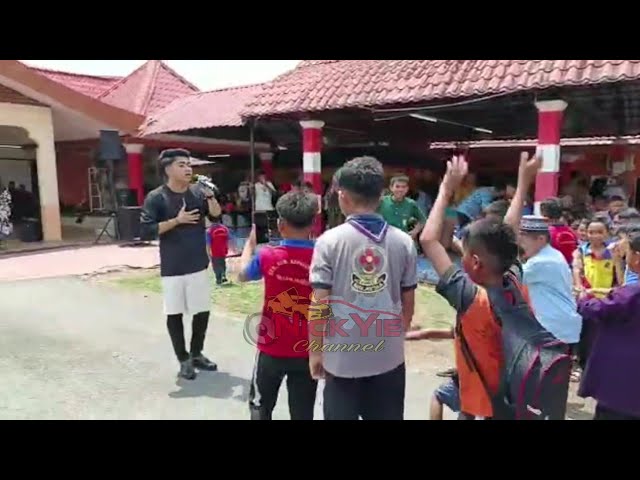 Irfan Mutiara Biru Di Kerumuni Adik2 Semasa Nyanyikan Lagu Kasih Ku Dibuang Di Kemahang class=