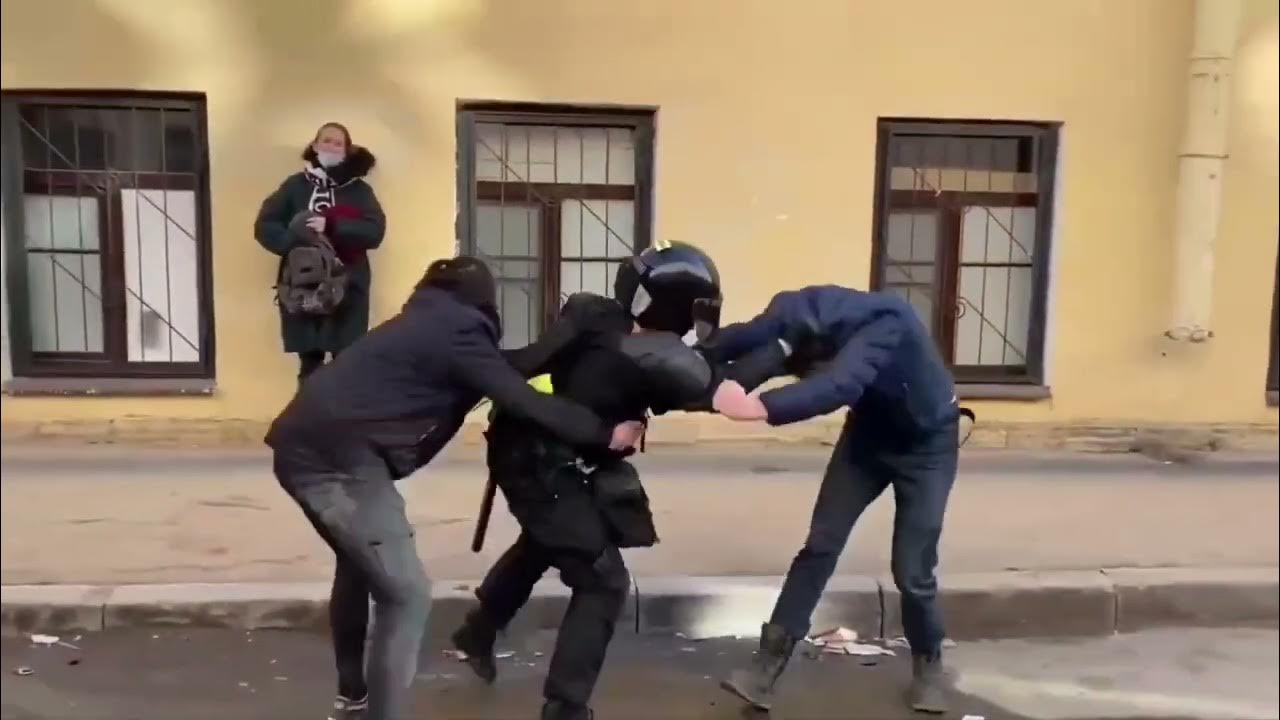 Нападение на спб. Нападение на сотрудника полиции. Полиция России нападение. Нападение на сотрудника полиции в Санкт-Петербурге.