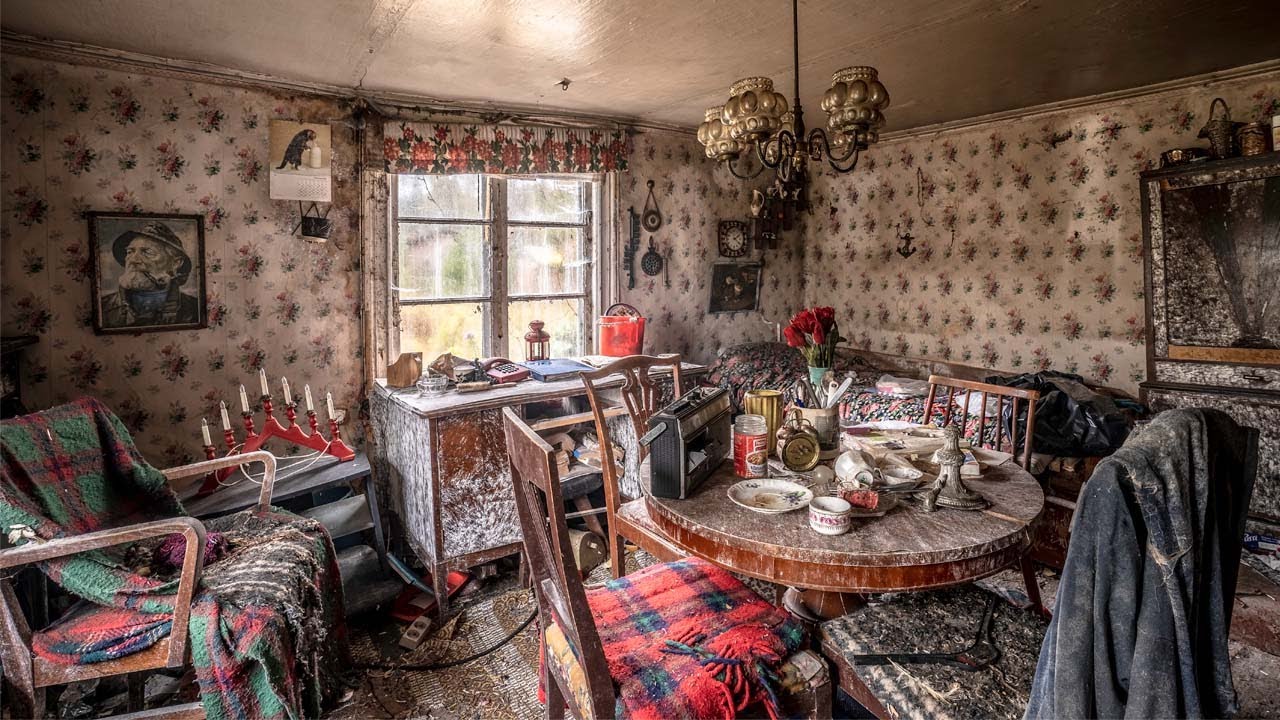 Заброшенный коттедж в глуши в лесах Швеции.