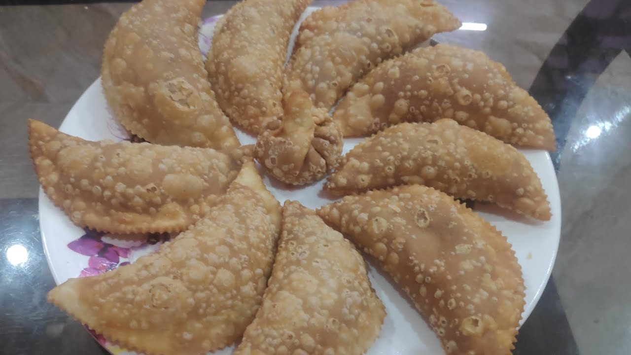 Goan style Ruchik Pitachyo Nevryo ( karanji ) in konkani language.(⁠☞ﾟ⁠∀ﾟ⁠)⁠☞