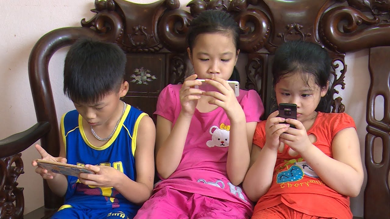 Những ảnh hưởng và hệ lụy khi trẻ em chơi và xem điện thoại quá nhiều. - YouTube