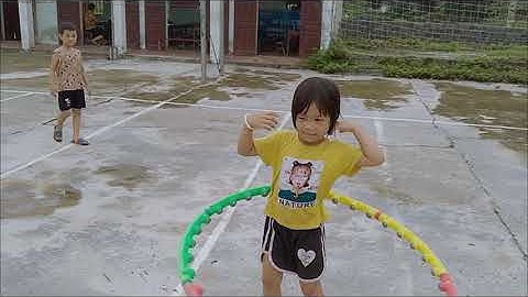 Bé gái 4 tuổi lắc vòng cực siêu.
