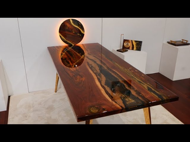 Ryan Boissel crée des objets et meubles en bois et résine époxy