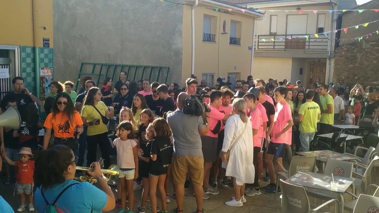 Desfile de peñas en Carbajales de Alba 2019