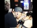 SE DESMAYA EMPEZANDO A TATUARLA! !!!!