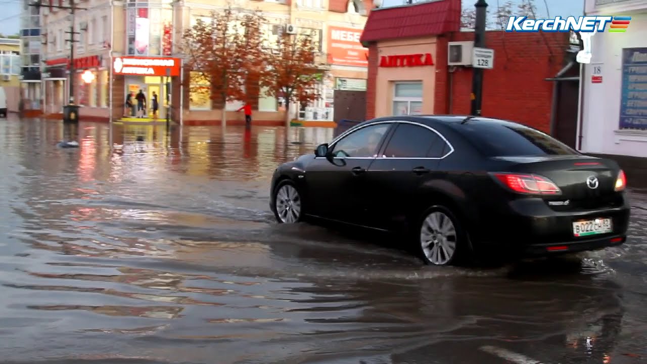 Улицы Керчи снова затопило дождем