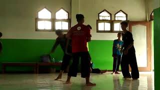Latihan Tangkisan Dan Serangan Dalam Pencak Silat