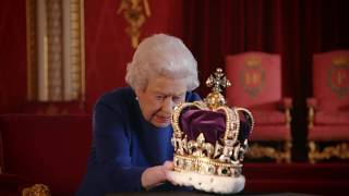 The Queen and St Edward's Crown / La Reina y la Corona de San Eduardo