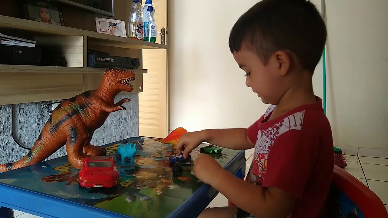 Brincando com os dinossauros - YouTube