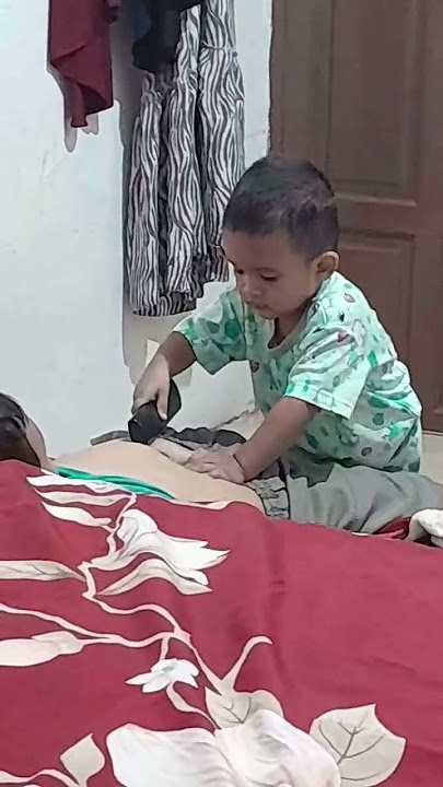 aksi lucu balita, perika perut ayah yang makin buncit