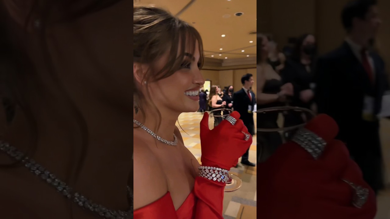 Whenever Jennifer Lawrence is near.. you stand and stare in awe 😍😍😍😍 