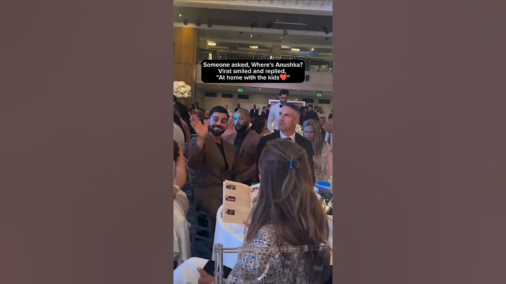Virat Kohli’s loving gesture when someone asked him about Anushka Sharma! 😍 #Virushka