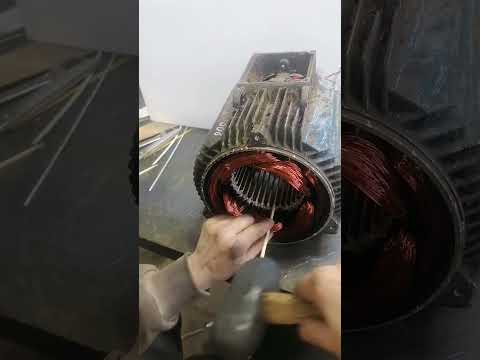 Москва | Ремонт электродвигателей | Обмотчик делает заклиновку пазов  #электродвигатель #перемотка