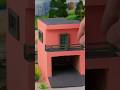 पीले रंग की कार वाला गुलाबी रंग का छोटा घर, गैराज का डिज़ाइन है। #home #bilding #short
