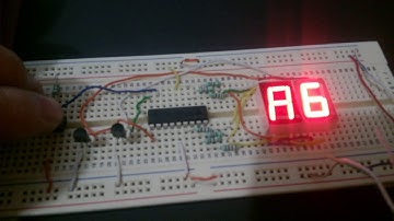 Muestra nombre en dos displays automáticamente y con un push cambia el sentido.