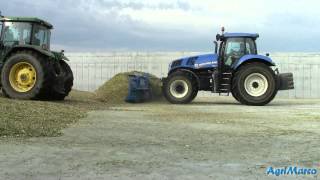 NEW HOLLAND T8 390 & JOHN DEERE 8200 in trincea insilato mais 2015