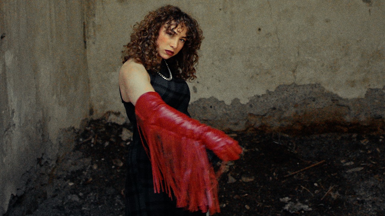 Watch Julia Sabaté - Adelante (Official Visualizer) on YouTube Watch Julia Sabaté - Adelante (Official Visualizer) on YouTube