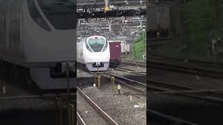 信号停車した貨物列車を追い抜く常磐線上り特急ときわE657系（馬橋駅前を通過）