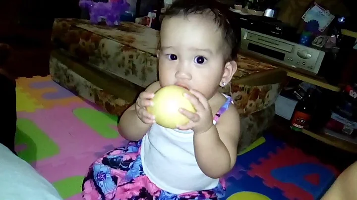 baby eating peras clare oliva haha so cute