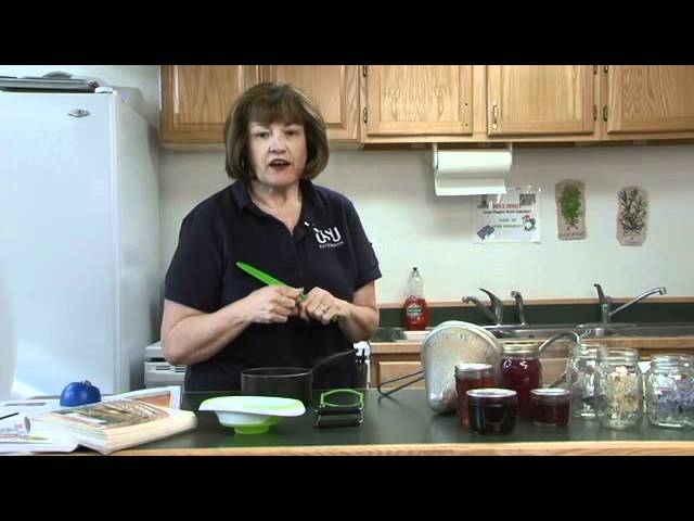 How to Use a Steam Juicer - Food Prep Guide - Preserving & Storing