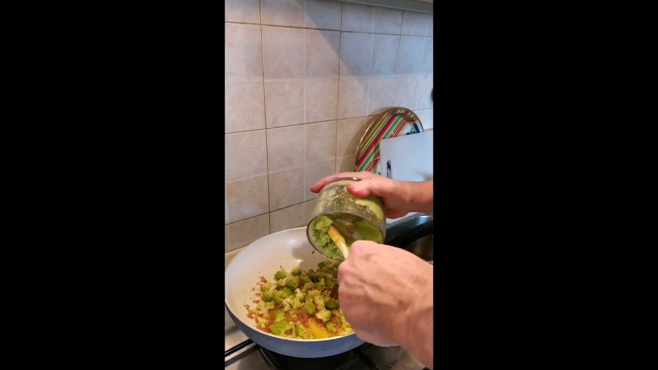 Paccheri con cavolfiore romanesco, crema di pecorino e nocciole 