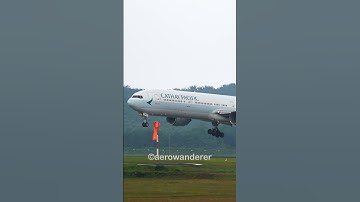 CATHAY PACIFIC B777-300 landing at Kuala Lumpur #shorts #aviation #plane #cathaypacific #b777