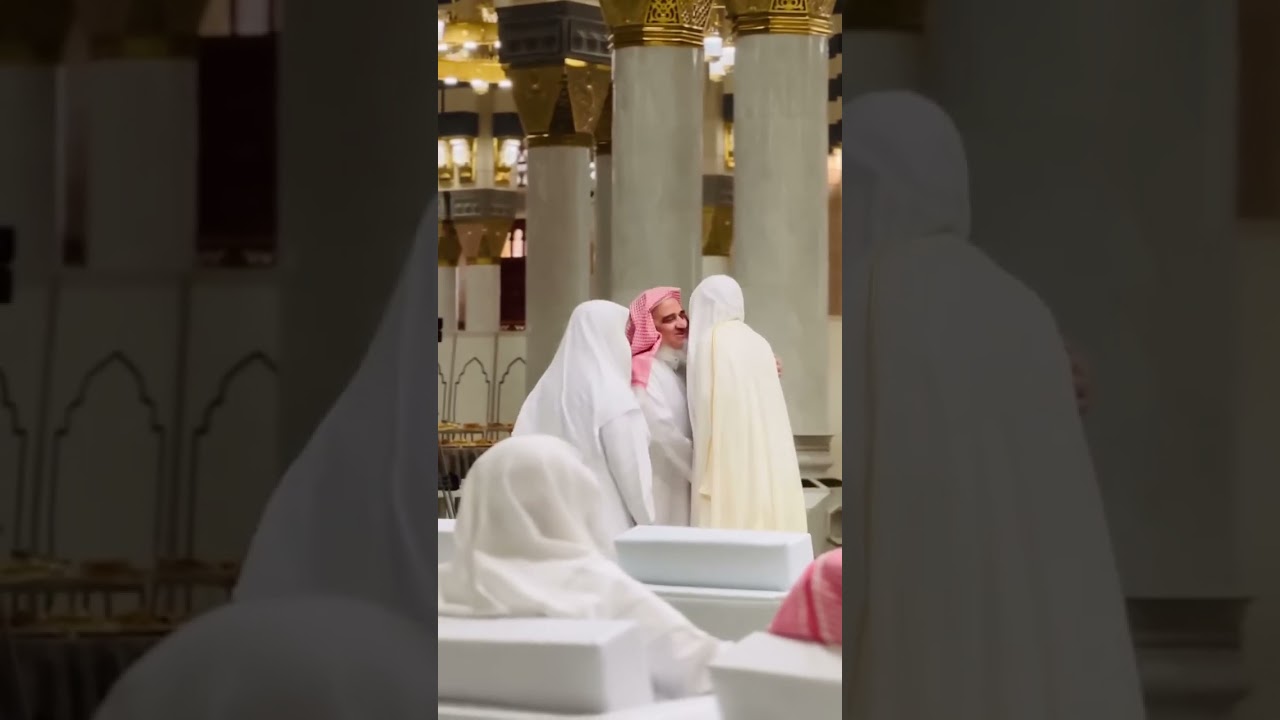 شاهد ماذا فعل الشيخ عبد الرزاق البدر اثناء حضوره ندوة الفتوى في المسجد النبوي الشريف #Shorts