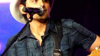 Brad Paisley I'm Still a Guy at Rupp, talks about KY and UK. (Only sideways for first 10 seconds)