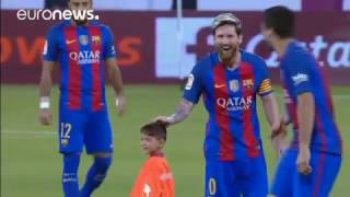 The little afghan boy who became famous for wearing a plastic bag to
look like his idol, messi, didn't want leave idol's side as he finally
got mee...