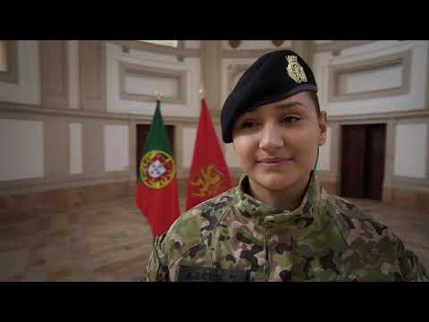 Vídeo: Como Dar Os Parabéns A Uma Mulher No Dia Da Guarda De Fronteira