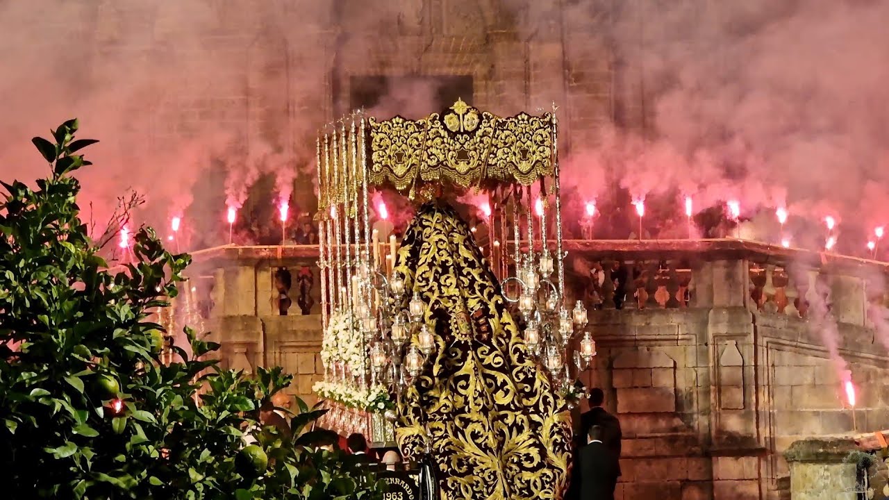 La Virgen del Socorro (Viga) subiendo a Catedral entre bengalas - Magna de Jerez